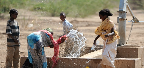 Nguồn nước bị ô nhiễm tại các quốc gia Châu Phi.